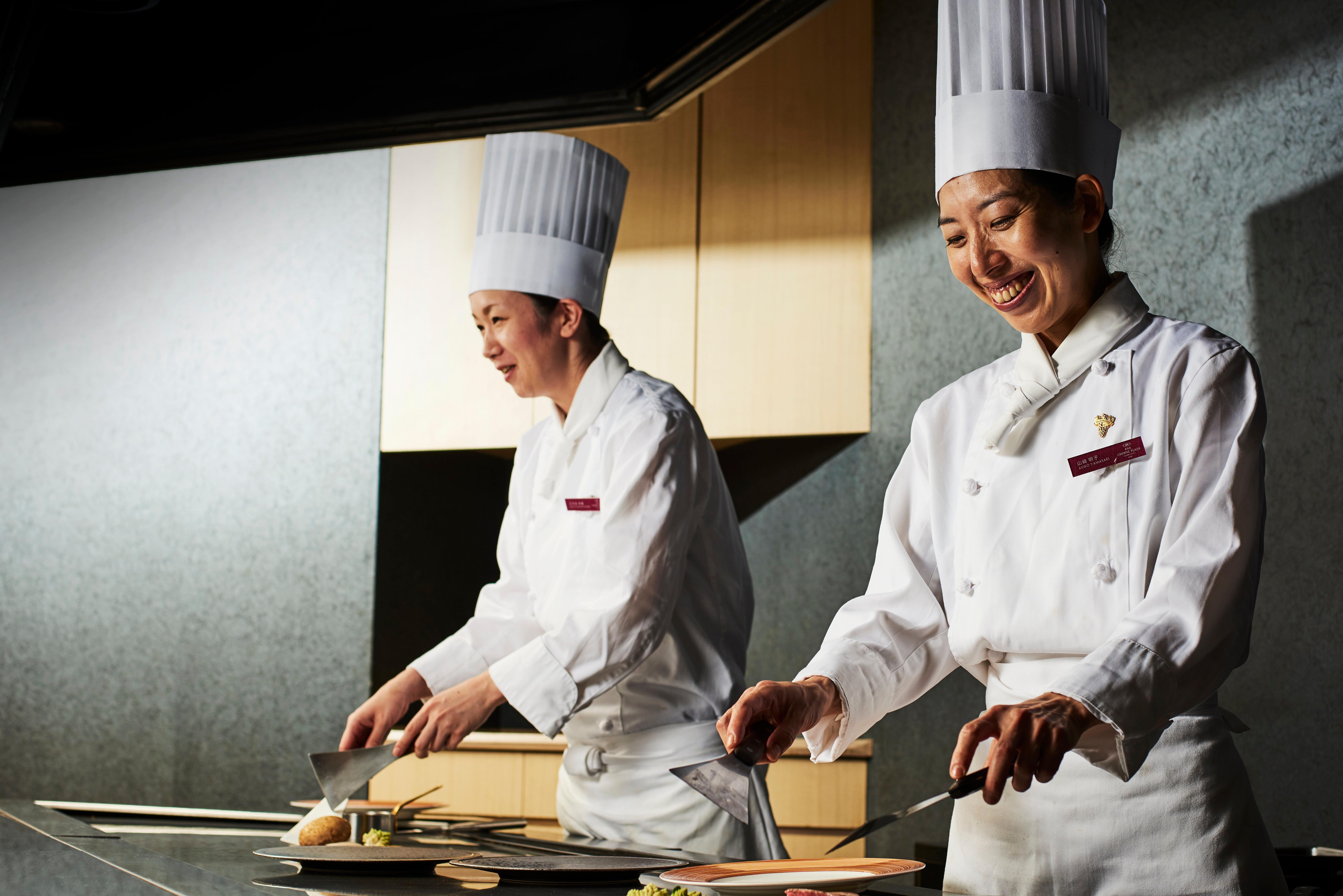 Ana Crowne Plaza Kobe By Ihg Hotel Luaran gambar Culinary students at the International Culinary Center