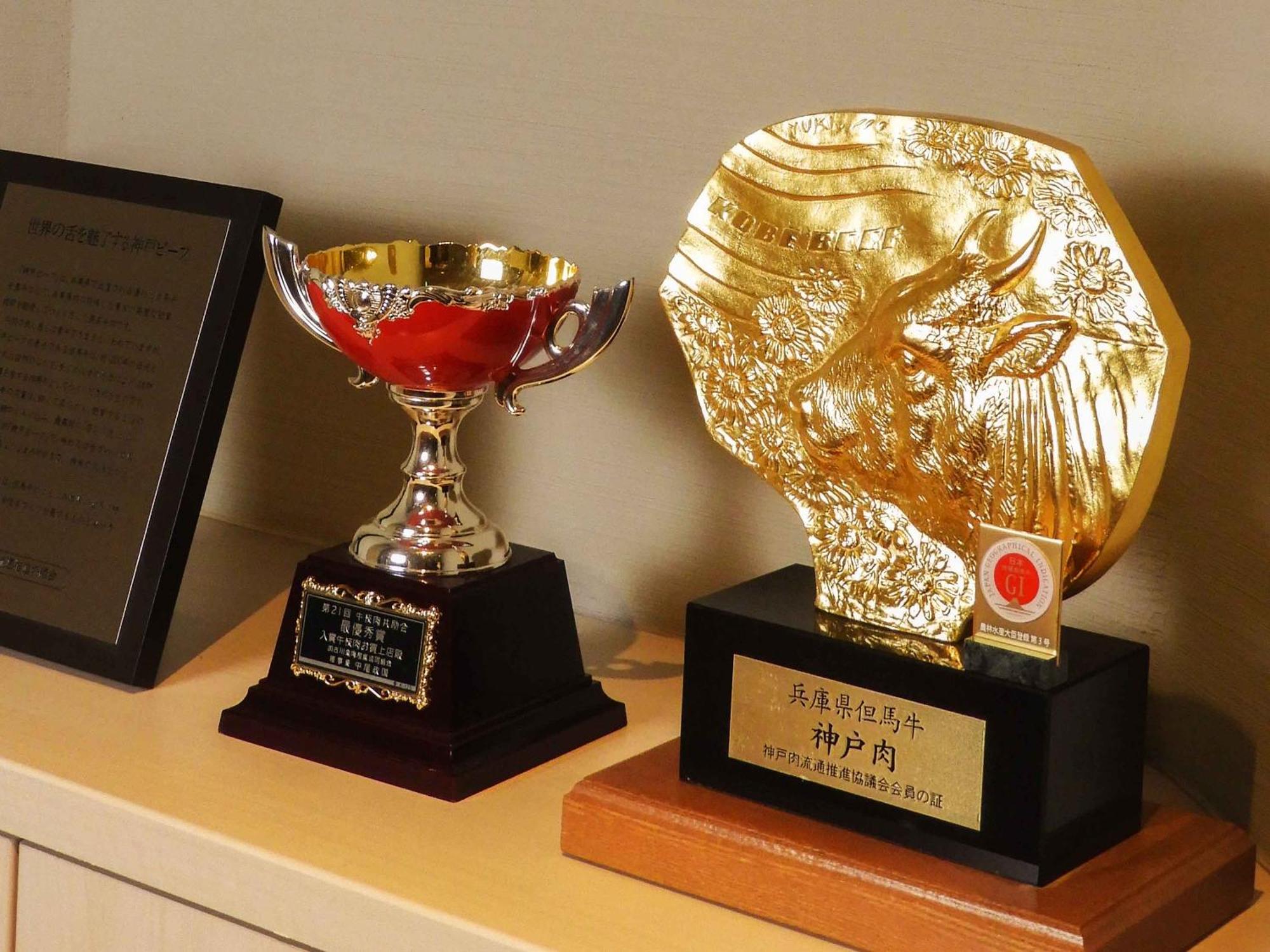 Ana Crowne Plaza Kobe By Ihg Hotel Luaran gambar The Golden Eagle Award (right)