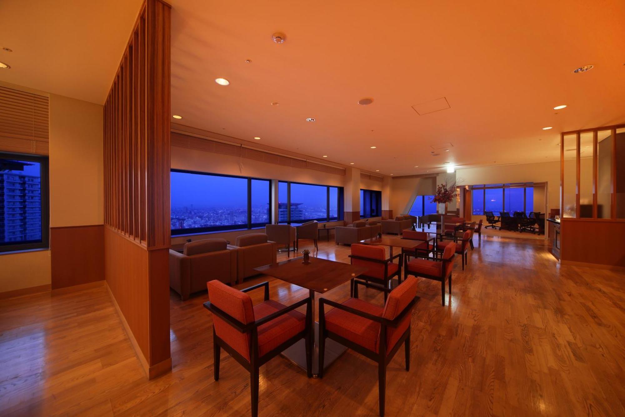 Ana Crowne Plaza Kobe By Ihg Hotel Luaran gambar The lounge at Fukuoka Airport