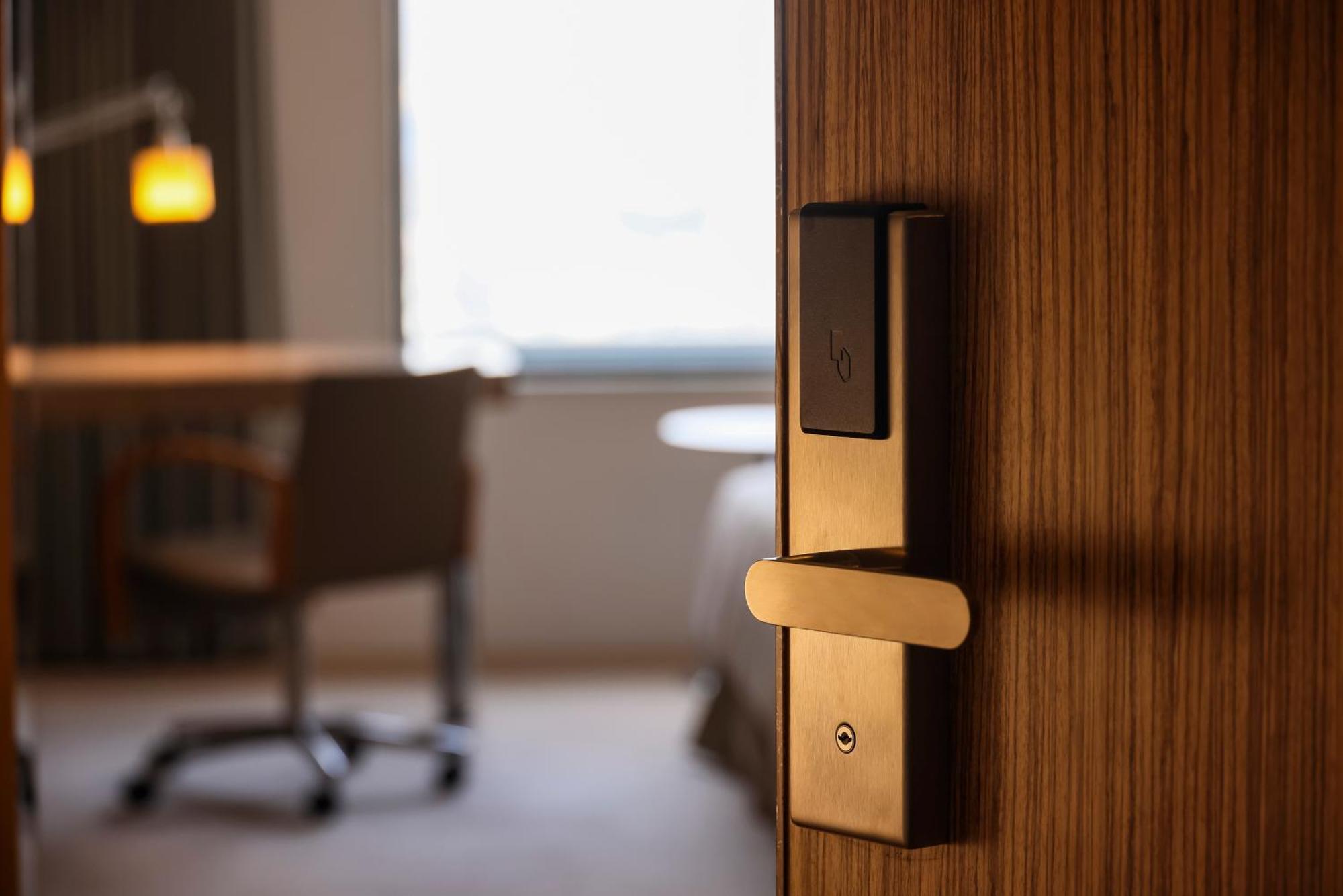 Ana Crowne Plaza Kobe By Ihg Hotel Luaran gambar A card-based electronic lock