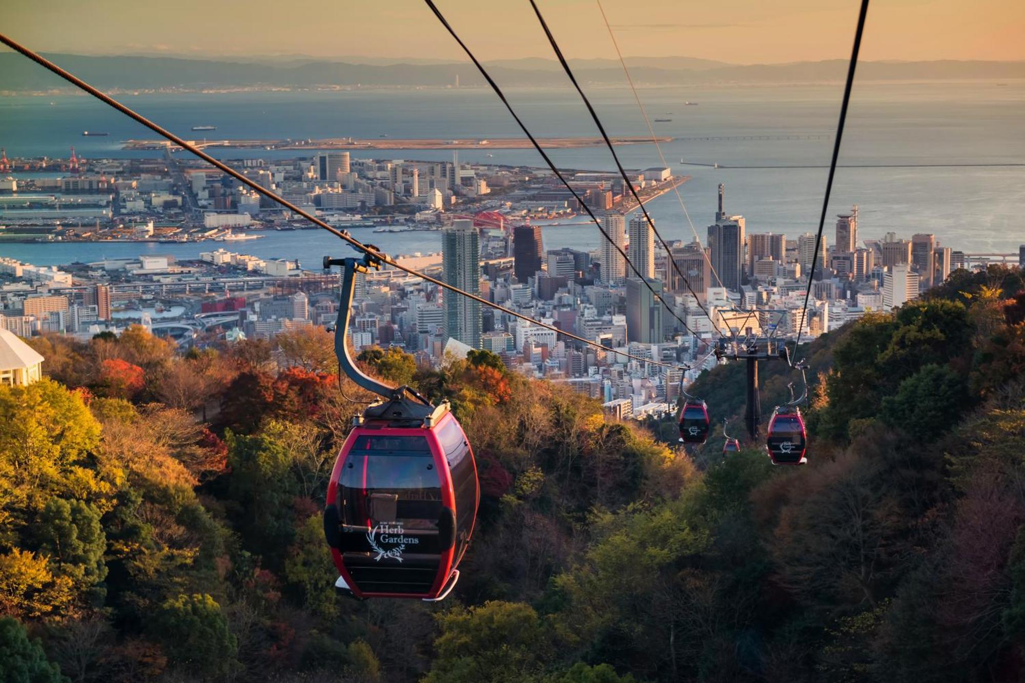 Ana Crowne Plaza Kobe By Ihg Hotel Luaran gambar The cable car descending towards the city