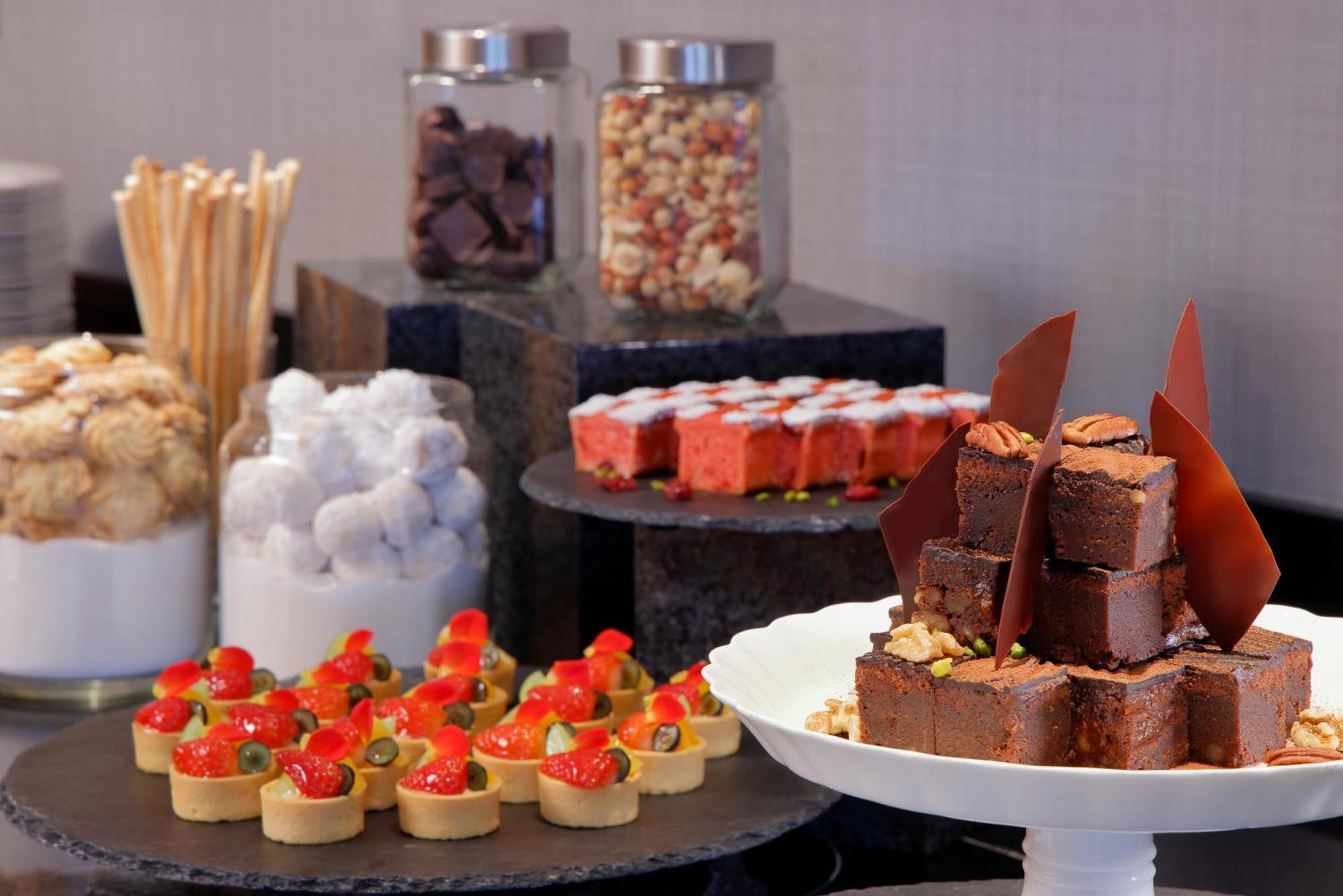 Ana Crowne Plaza Kobe By Ihg Hotel Luaran gambar A selection of desserts