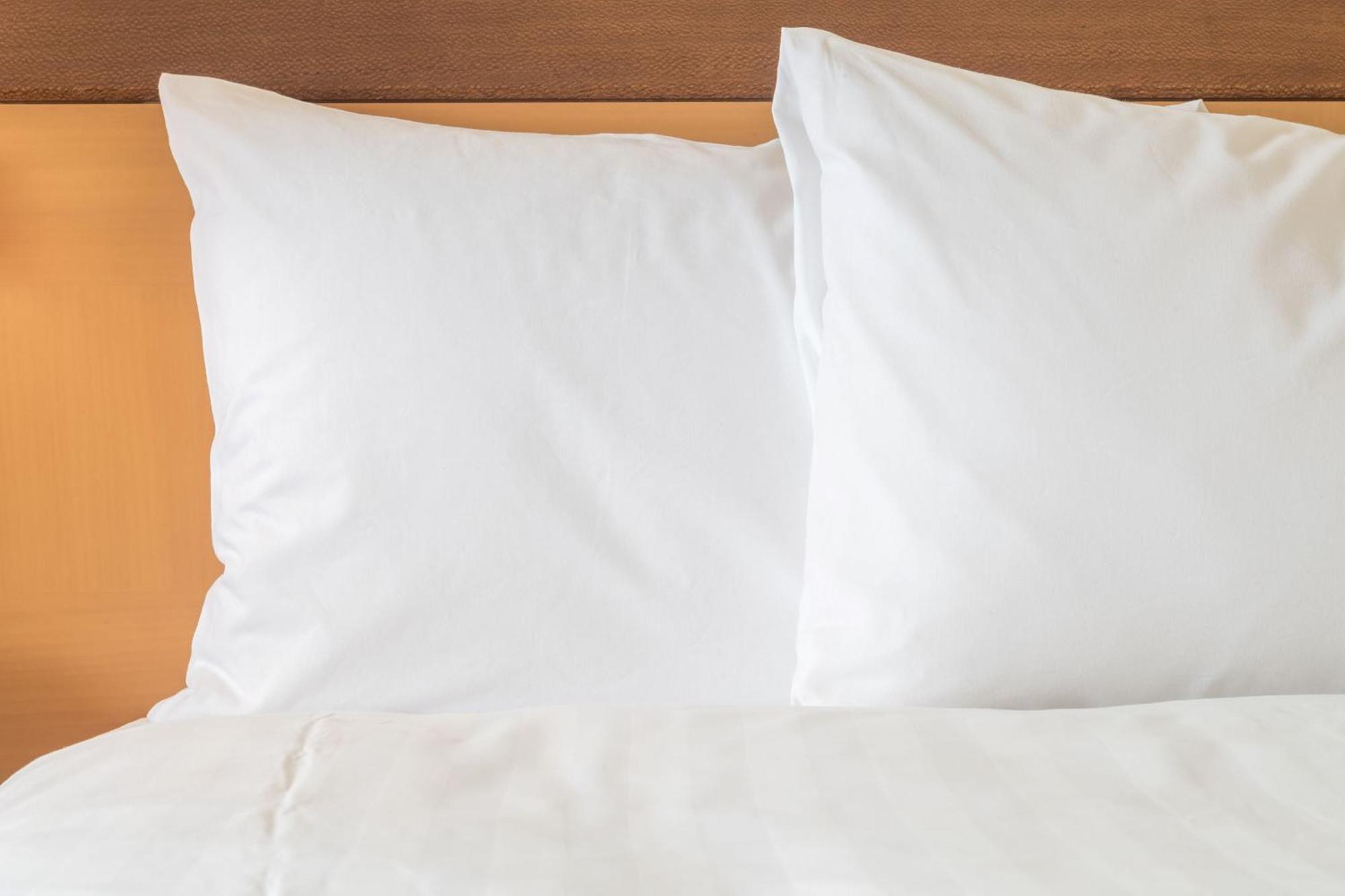 Ana Crowne Plaza Kobe By Ihg Hotel Luaran gambar Two pillows on a bed