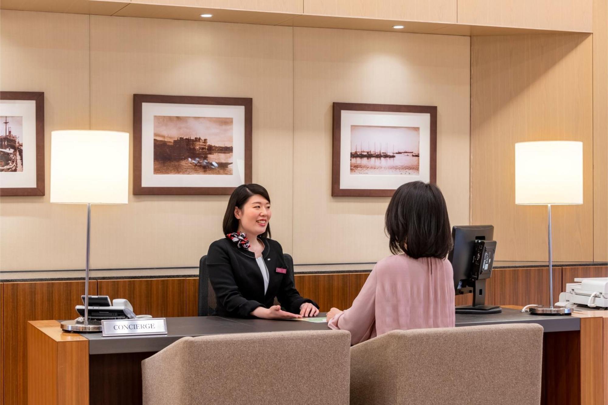 Ana Crowne Plaza Kobe By Ihg Hotel Luaran gambar A bank teller at work