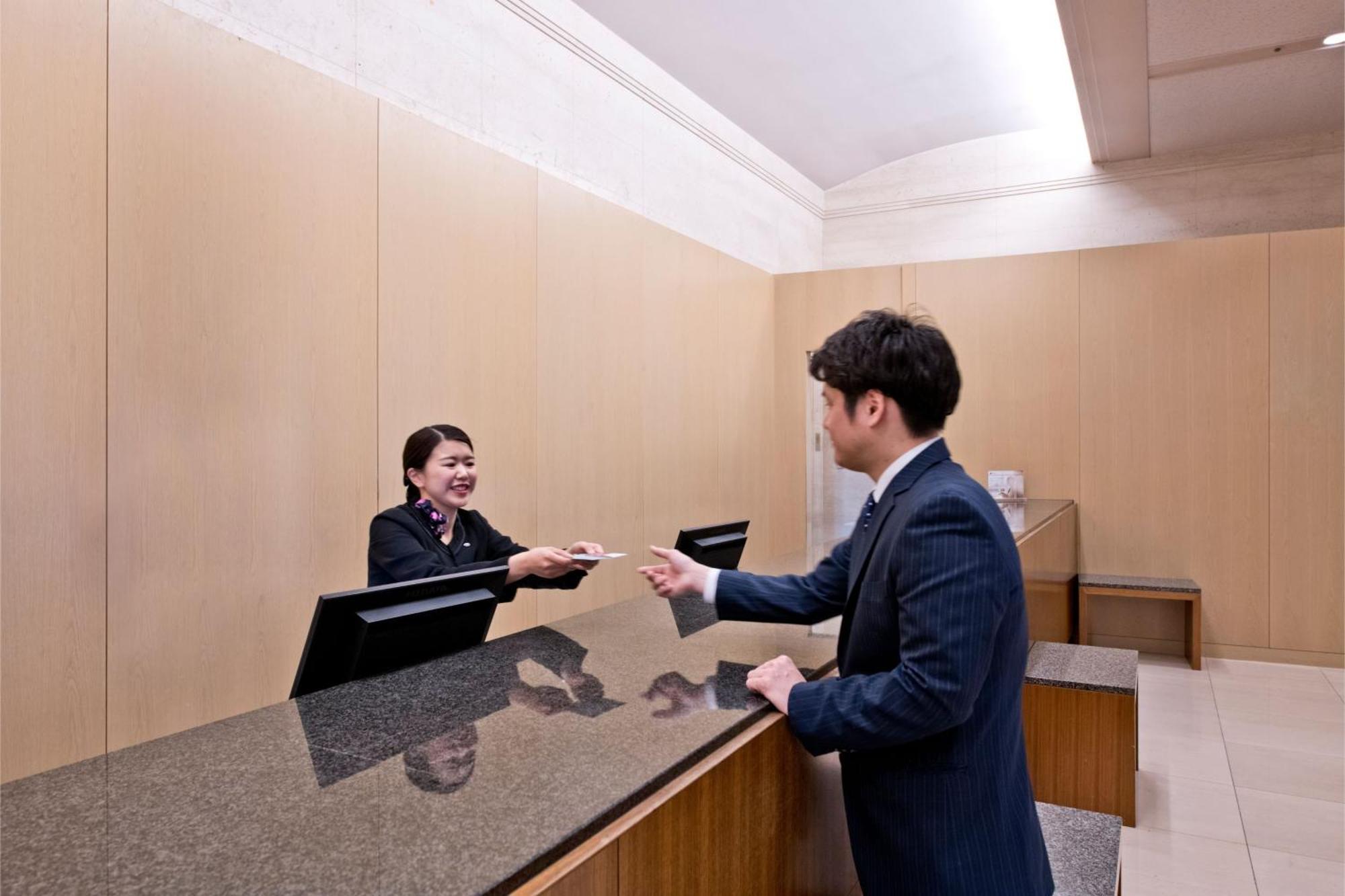 Ana Crowne Plaza Kobe By Ihg Hotel Luaran gambar A hotel receptionist